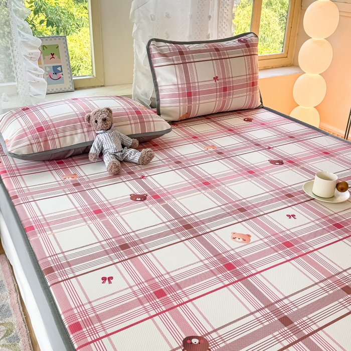 91家纺网 家纺一手货源 找家纺 慕梵家居 2025新款冰豆豆斜纹数码印花床笠款凉席席子三件套 格子熊