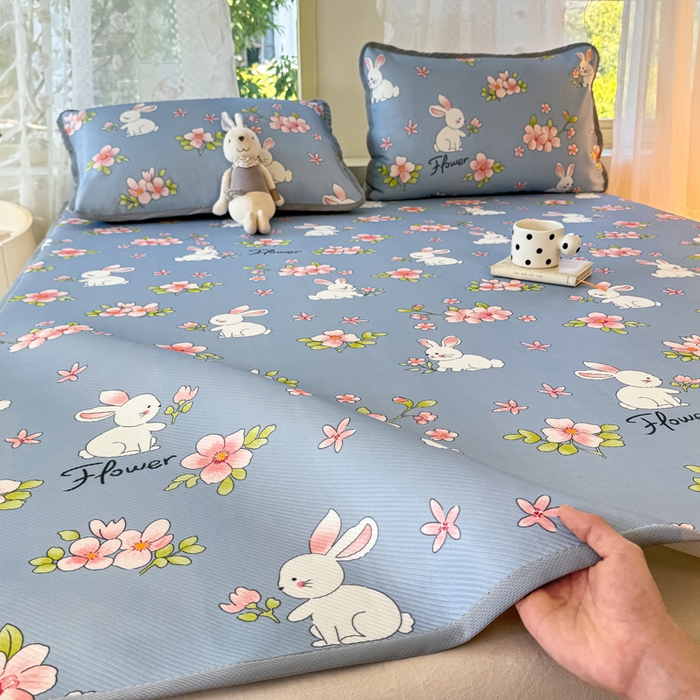 91家纺网 家纺一手货源 找家纺 慕梵家居 2025新款冰豆豆斜纹数码印花床单款凉席席子三件套 花园兔