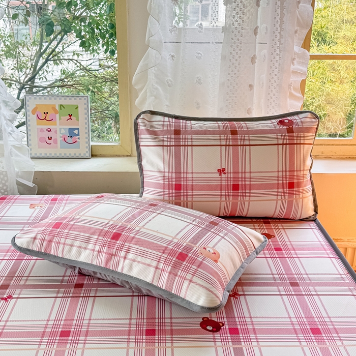 91家纺网 家纺一手货源 找家纺 慕梵家居 2025新款冰豆豆斜纹数码印花床笠款凉席席子三件套 格子熊