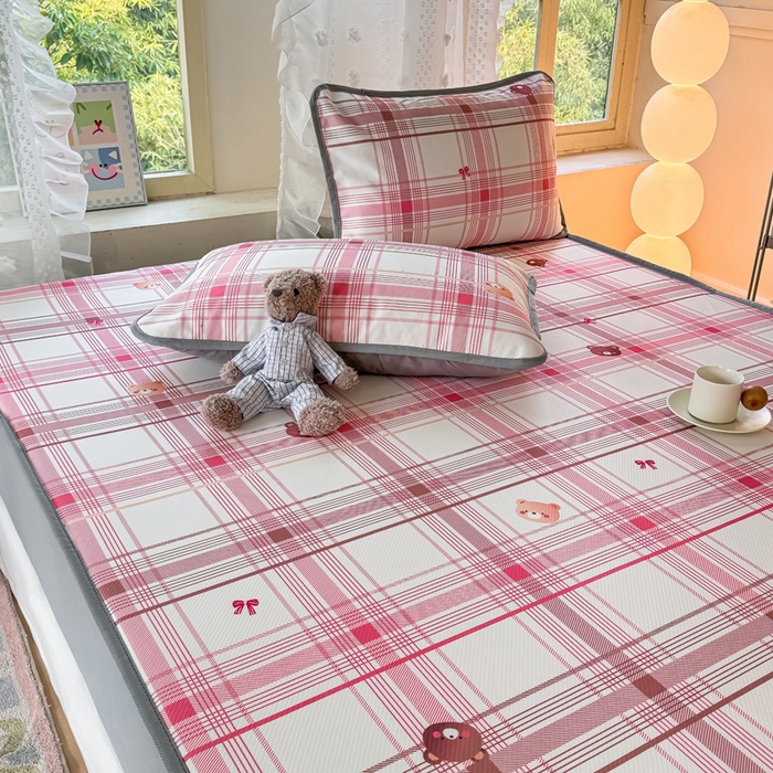 91家纺网 家纺一手货源 找家纺 慕梵家居 2025新款冰豆豆斜纹数码印花床笠款凉席席子三件套 格子熊