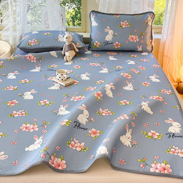 91家纺网 家纺一手货源 找家纺 慕梵家居 2025新款冰豆豆斜纹数码印花床单款凉席席子三件套 花园兔