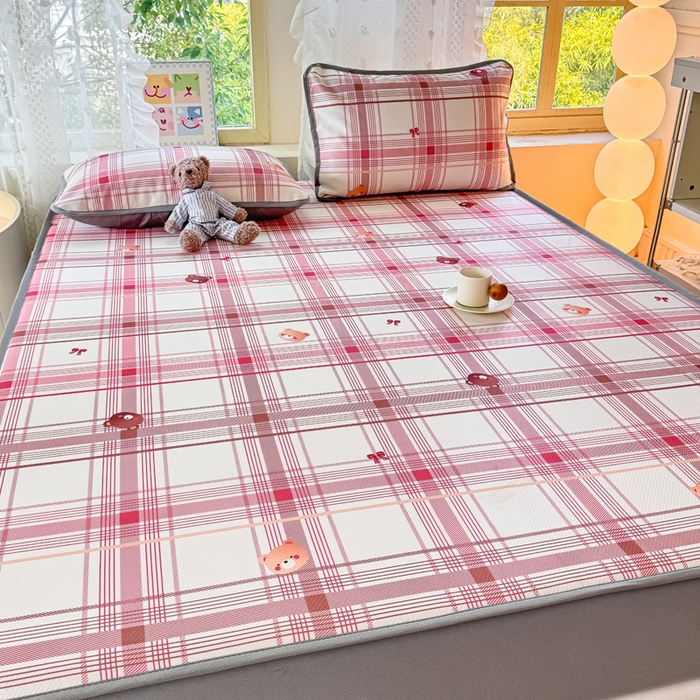 91家纺网 家纺一手货源 找家纺 慕梵家居 2025新款冰豆豆斜纹数码印花床笠款凉席席子三件套 格子熊