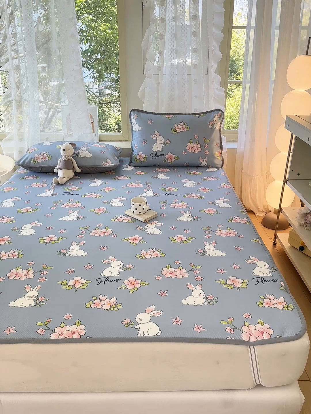 91家纺网 家纺一手货源 找家纺 慕梵家居 2025新款冰豆豆斜纹数码印花床单款凉席席子三件套 花园兔