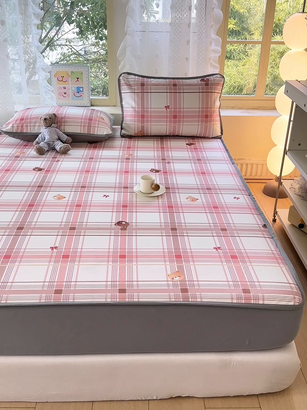 91家纺网 家纺一手货源 找家纺 慕梵家居 2025新款冰豆豆斜纹数码印花床笠款凉席席子三件套 格子熊