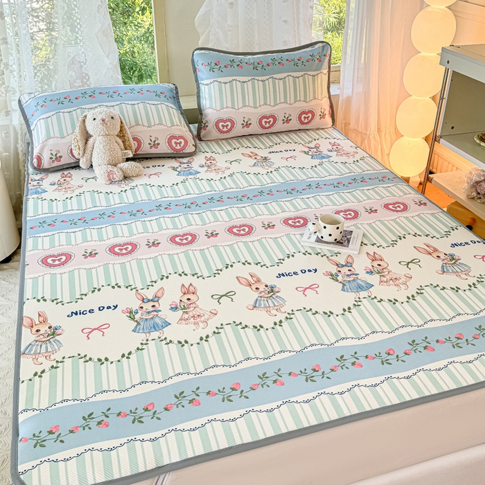 91家纺网 家纺一手货源 找家纺 慕梵家居 2025新款冰豆豆斜纹数码印花床单款凉席席子三件套 可爱萌兔