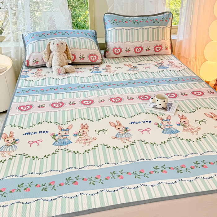 91家纺网 家纺一手货源 找家纺 慕梵家居 2025新款冰豆豆斜纹数码印花床单款凉席席子三件套 可爱萌兔