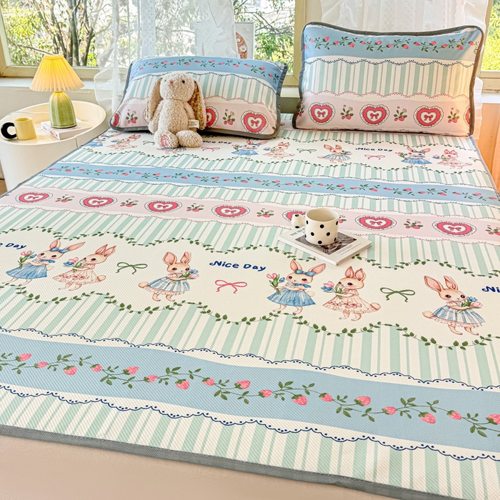 91家纺网 家纺一手货源 找家纺 慕梵家居 2025新款冰豆豆斜纹数码印花床单款凉席席子三件套 可爱萌兔