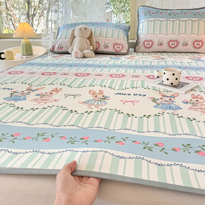 91家纺网 家纺一手货源 找家纺 慕梵家居 2025新款冰豆豆斜纹数码印花床单款凉席席子三件套 可爱萌兔