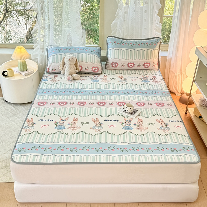 91家纺网 家纺一手货源 找家纺 慕梵家居 2025新款冰豆豆斜纹数码印花床单款凉席席子三件套 可爱萌兔