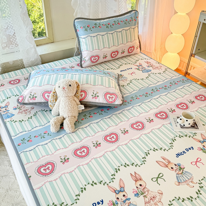 91家纺网 家纺一手货源 找家纺 慕梵家居 2025新款冰豆豆斜纹数码印花床单款凉席席子三件套 可爱萌兔