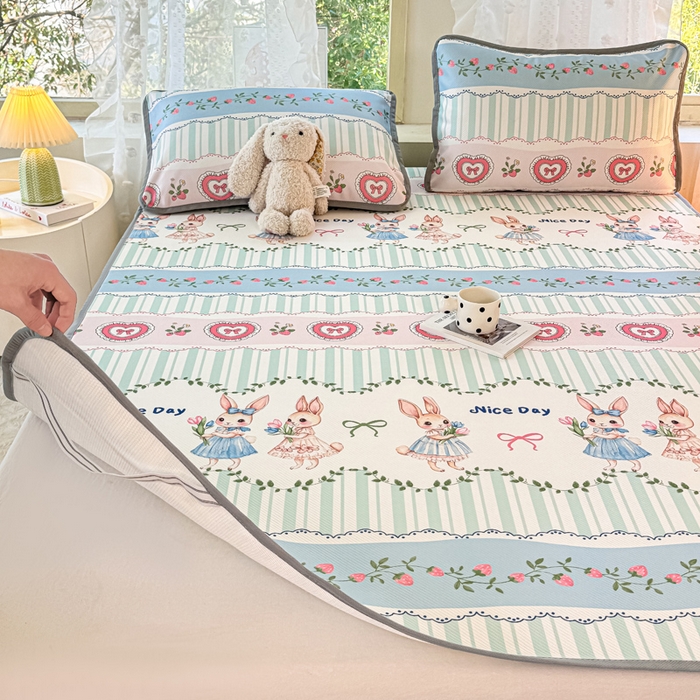 91家纺网 家纺一手货源 找家纺 慕梵家居 2025新款冰豆豆斜纹数码印花床单款凉席席子三件套 可爱萌兔