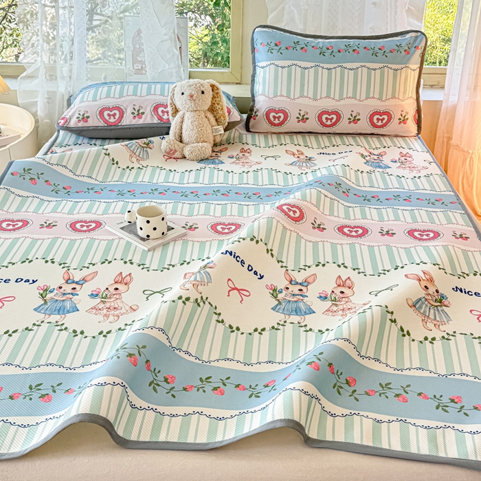 91家纺网 家纺一手货源 找家纺 慕梵家居 2025新款冰豆豆斜纹数码印花床单款凉席席子三件套 可爱萌兔