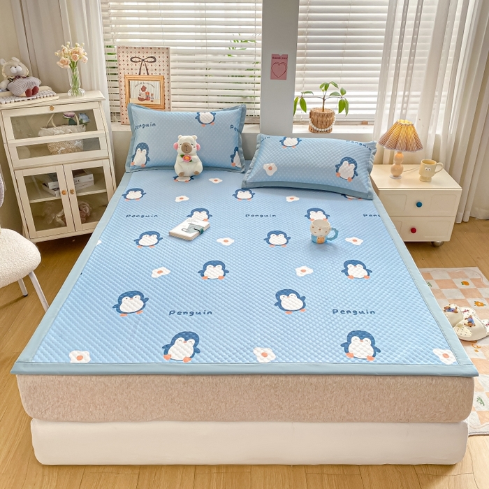 91家纺网 家纺一手货源 找家纺 慕梵家居 2025新款冰豆豆数码印花圆网凉席款凉席席子三件套 小企鹅