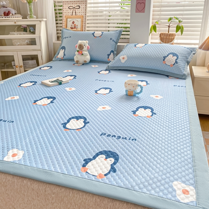 91家纺网 家纺一手货源 找家纺 慕梵家居 2025新款冰豆豆数码印花圆网凉席款凉席席子三件套 小企鹅