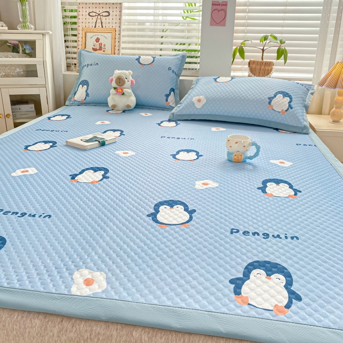 91家纺网 家纺一手货源 找家纺 慕梵家居 2025新款冰豆豆数码印花圆网凉席款凉席席子三件套 小企鹅