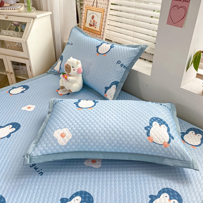 91家纺网 家纺一手货源 找家纺 慕梵家居 2025新款冰豆豆数码印花圆网凉席款凉席席子三件套 小企鹅