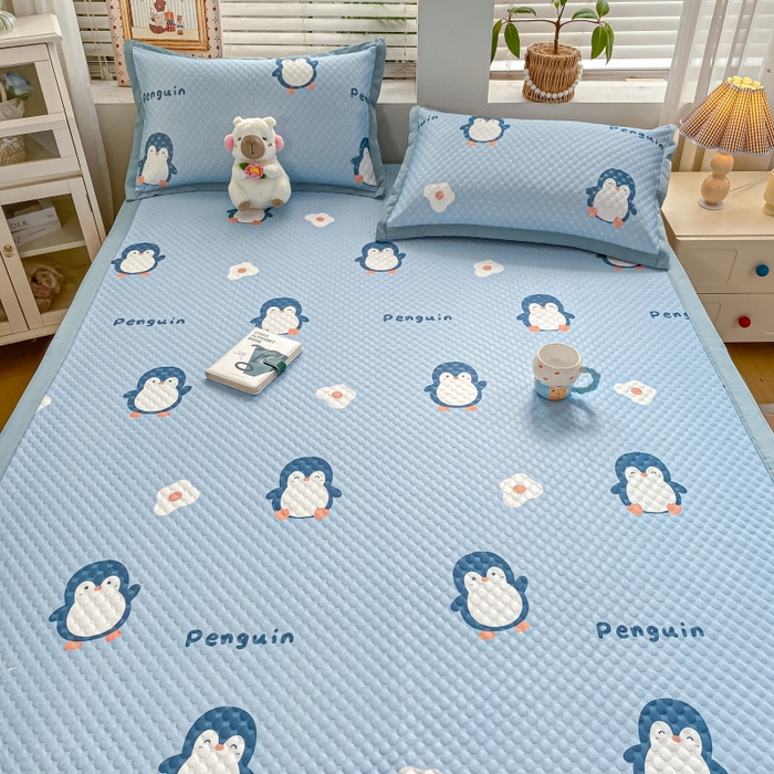 91家纺网 家纺一手货源 找家纺 慕梵家居 2025新款冰豆豆数码印花圆网凉席款凉席席子三件套 小企鹅