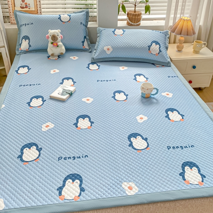 91家纺网 家纺一手货源 找家纺 慕梵家居 2025新款冰豆豆数码印花圆网凉席款凉席席子三件套 小企鹅