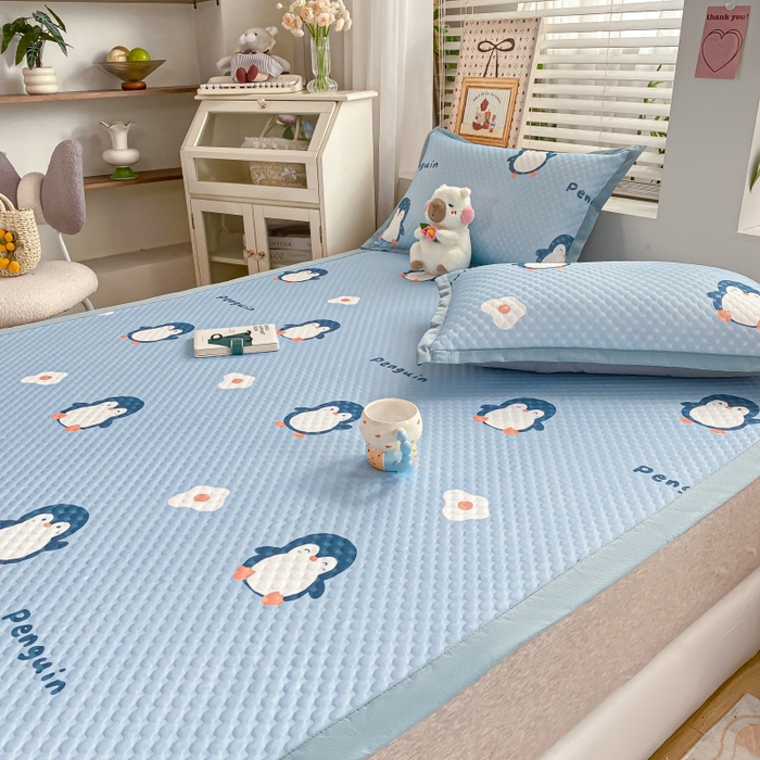 91家纺网 家纺一手货源 找家纺 慕梵家居 2025新款冰豆豆数码印花圆网凉席款凉席席子三件套 小企鹅