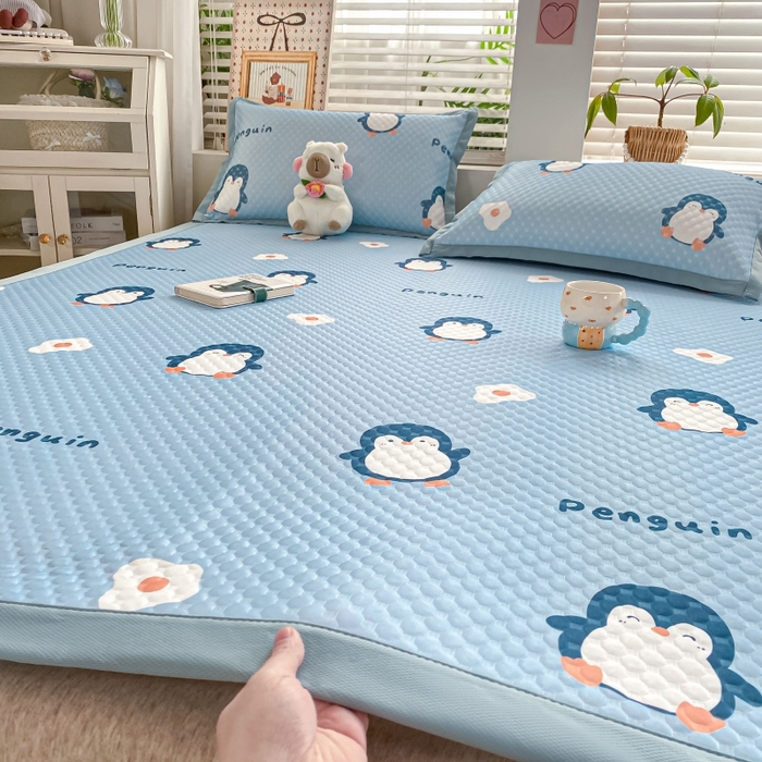 91家纺网 家纺一手货源 找家纺 慕梵家居 2025新款冰豆豆数码印花圆网凉席款凉席席子三件套 小企鹅