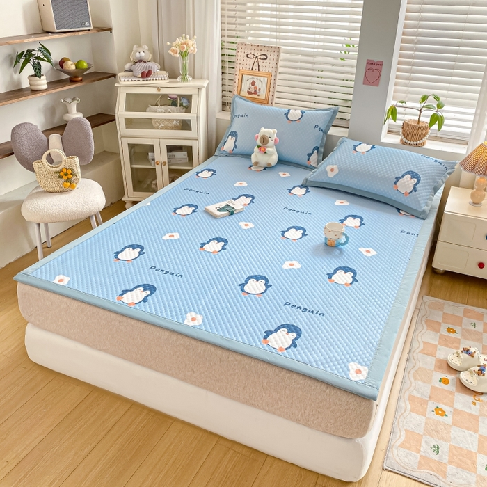 91家纺网 家纺一手货源 找家纺 慕梵家居 2025新款冰豆豆数码印花圆网凉席款凉席席子三件套 小企鹅