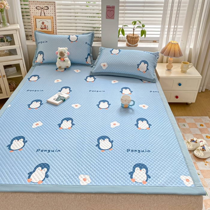 91家纺网 家纺一手货源 找家纺 慕梵家居 2025新款冰豆豆数码印花圆网凉席款凉席席子三件套 小企鹅