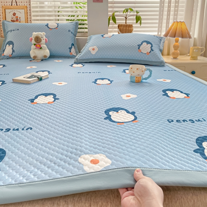 91家纺网 家纺一手货源 找家纺 慕梵家居 2025新款冰豆豆数码印花圆网凉席款凉席席子三件套 小企鹅