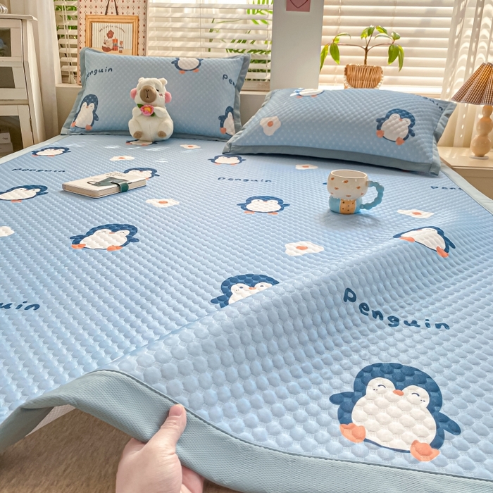 91家纺网 家纺一手货源 找家纺 慕梵家居 2025新款冰豆豆数码印花圆网凉席款凉席席子三件套 小企鹅