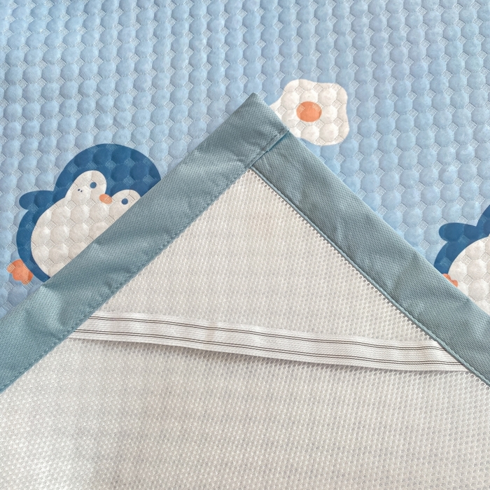 91家纺网 家纺一手货源 找家纺 慕梵家居 2025新款冰豆豆数码印花圆网凉席款凉席席子三件套 小企鹅