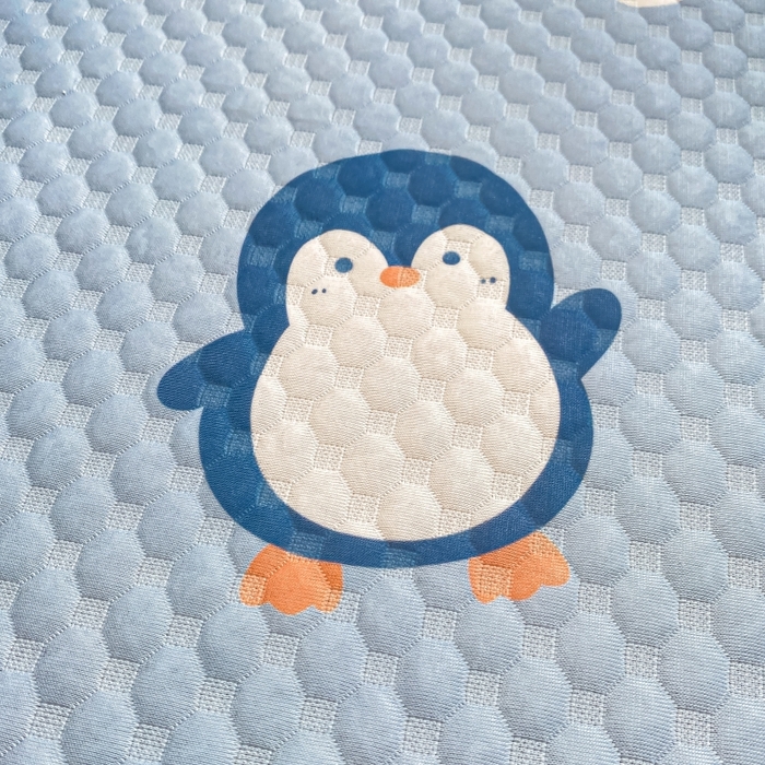 91家纺网 家纺一手货源 找家纺 慕梵家居 2025新款冰豆豆数码印花圆网凉席款凉席席子三件套 小企鹅