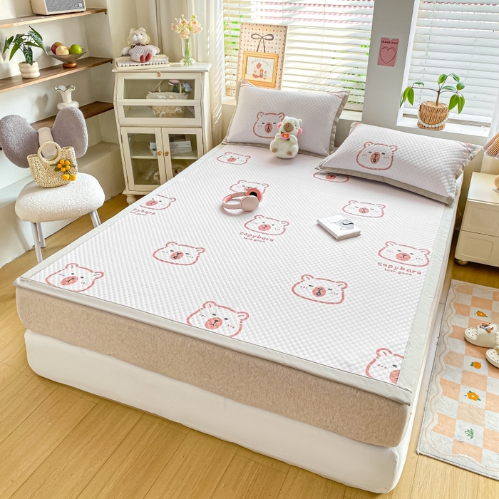 91家纺网 家纺一手货源 找家纺 慕梵家居 2025新款冰豆豆数码印花圆网凉席款凉席席子三件套 小棕熊