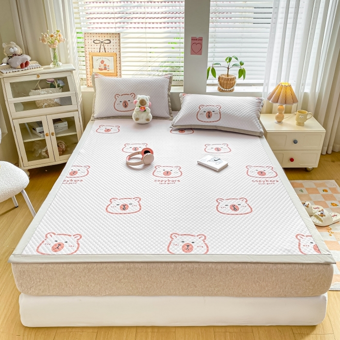 91家纺网 家纺一手货源 找家纺 慕梵家居 2025新款冰豆豆数码印花圆网凉席款凉席席子三件套 小棕熊