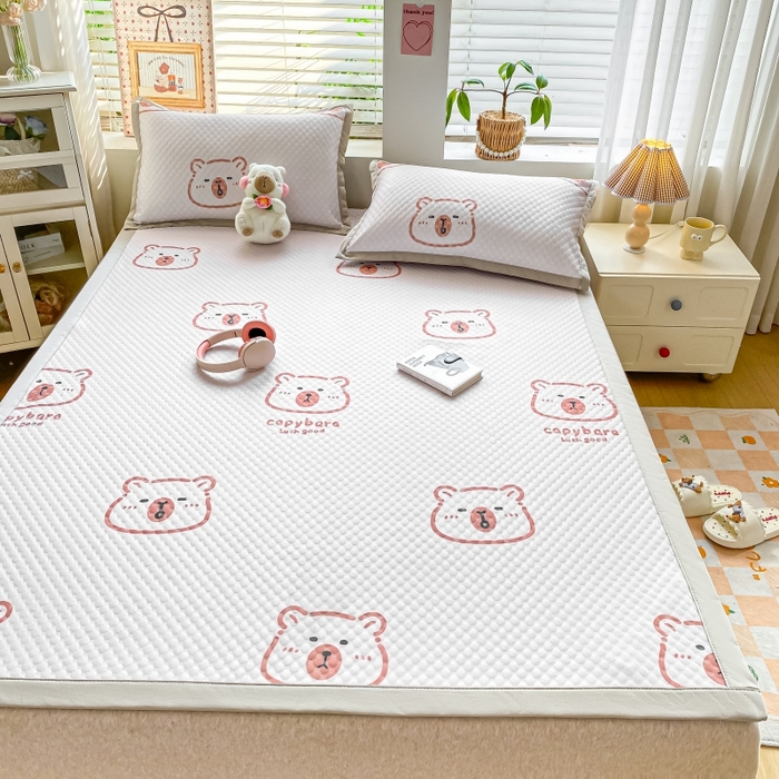 91家纺网 家纺一手货源 找家纺 慕梵家居 2025新款冰豆豆数码印花圆网凉席款凉席席子三件套 小棕熊