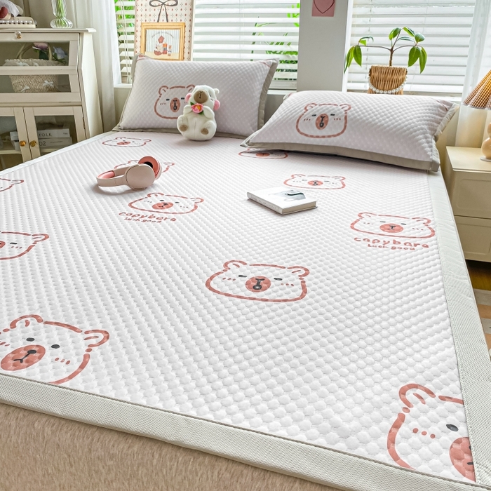 91家纺网 家纺一手货源 找家纺 慕梵家居 2025新款冰豆豆数码印花圆网凉席款凉席席子三件套 小棕熊