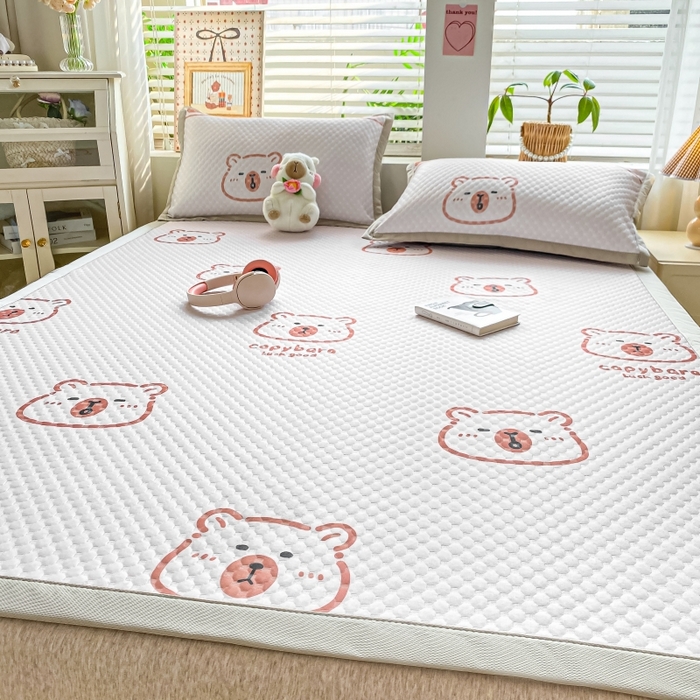 91家纺网 家纺一手货源 找家纺 慕梵家居 2025新款冰豆豆数码印花圆网凉席款凉席席子三件套 小棕熊