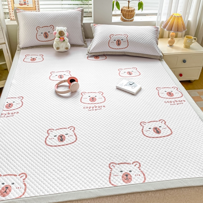 91家纺网 家纺一手货源 找家纺 慕梵家居 2025新款冰豆豆数码印花圆网凉席款凉席席子三件套 小棕熊