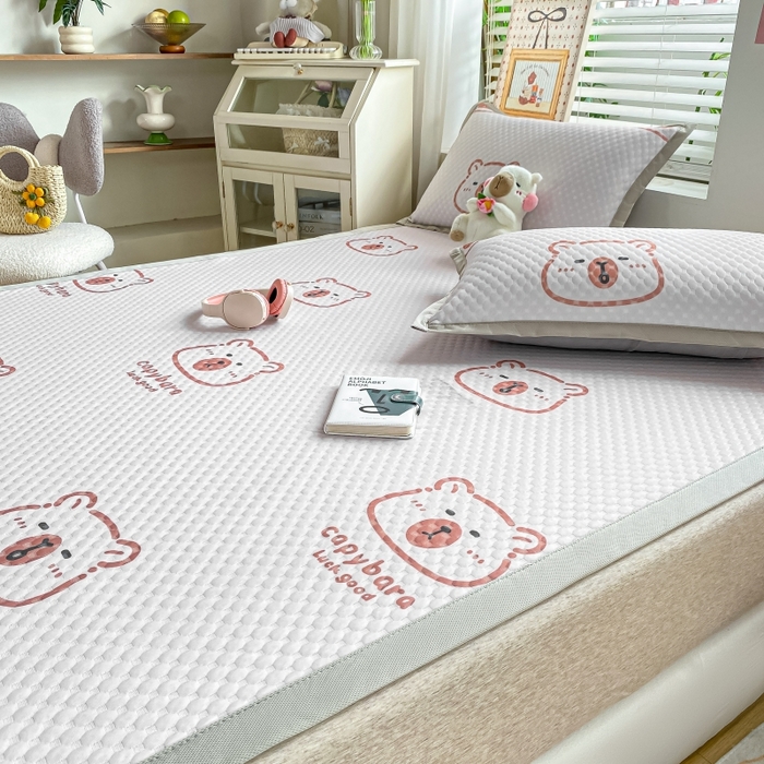 91家纺网 家纺一手货源 找家纺 慕梵家居 2025新款冰豆豆数码印花圆网凉席款凉席席子三件套 小棕熊