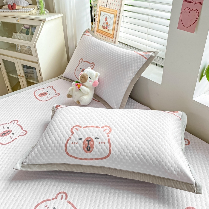 91家纺网 家纺一手货源 找家纺 慕梵家居 2025新款冰豆豆数码印花圆网凉席款凉席席子三件套 小棕熊