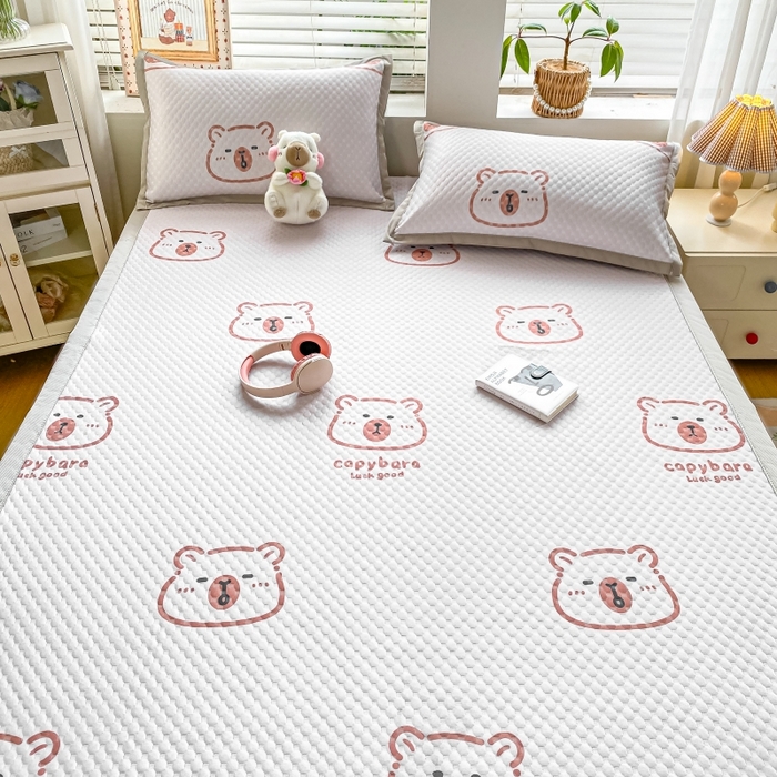 91家纺网 家纺一手货源 找家纺 慕梵家居 2025新款冰豆豆数码印花圆网凉席款凉席席子三件套 小棕熊