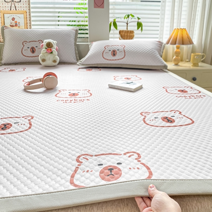 91家纺网 家纺一手货源 找家纺 慕梵家居 2025新款冰豆豆数码印花圆网凉席款凉席席子三件套 小棕熊