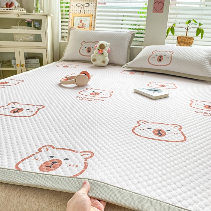 91家纺网 家纺一手货源 找家纺 慕梵家居 2025新款冰豆豆数码印花圆网凉席款凉席席子三件套 小棕熊