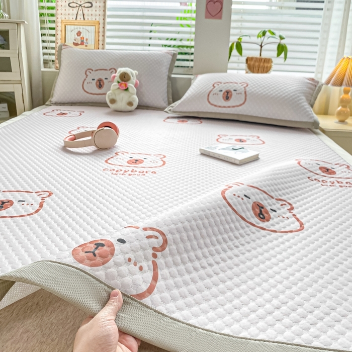 91家纺网 家纺一手货源 找家纺 慕梵家居 2025新款冰豆豆数码印花圆网凉席款凉席席子三件套 小棕熊