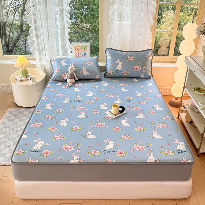 91家纺网 家纺一手货源 找家纺 慕梵家居 2025新款冰豆豆斜纹数码印花床笠款凉席席子三件套 花园兔