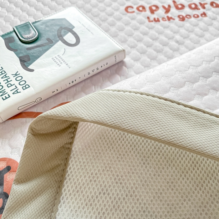 91家纺网 家纺一手货源 找家纺 慕梵家居 2025新款冰豆豆数码印花圆网凉席款凉席席子三件套 小棕熊