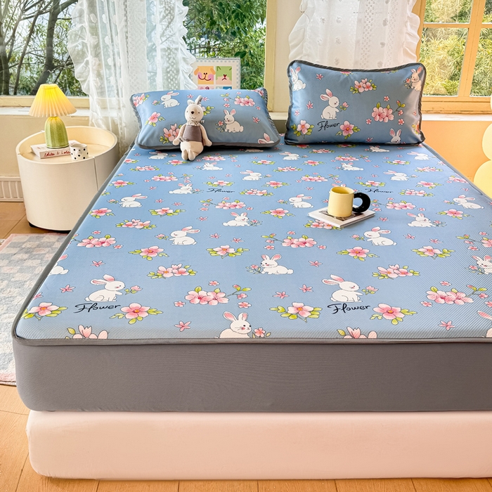 91家纺网 家纺一手货源 找家纺 慕梵家居 2025新款冰豆豆斜纹数码印花床笠款凉席席子三件套 花园兔