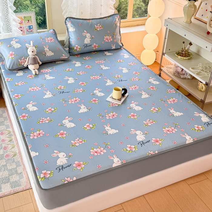 91家纺网 家纺一手货源 找家纺 慕梵家居 2025新款冰豆豆斜纹数码印花床笠款凉席席子三件套 花园兔