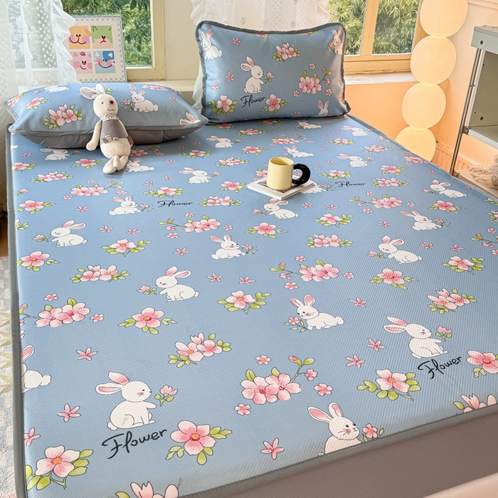 91家纺网 家纺一手货源 找家纺 慕梵家居 2025新款冰豆豆斜纹数码印花床笠款凉席席子三件套 花园兔