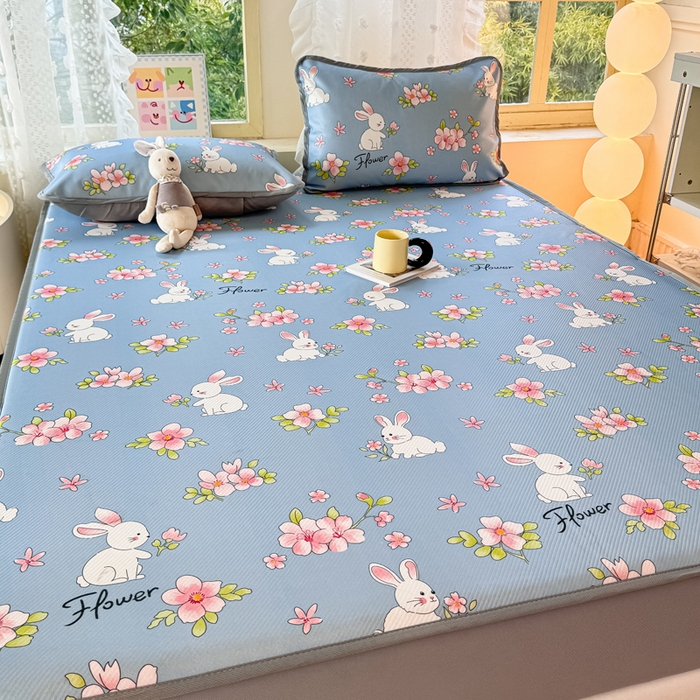 91家纺网 家纺一手货源 找家纺 慕梵家居 2025新款冰豆豆斜纹数码印花床笠款凉席席子三件套 花园兔