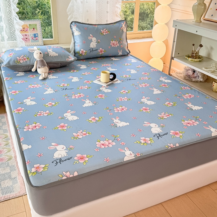 91家纺网 家纺一手货源 找家纺 慕梵家居 2025新款冰豆豆斜纹数码印花床笠款凉席席子三件套 花园兔