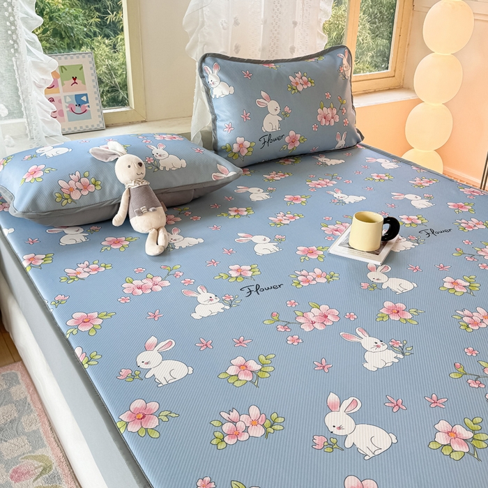 91家纺网 家纺一手货源 找家纺 慕梵家居 2025新款冰豆豆斜纹数码印花床笠款凉席席子三件套 花园兔